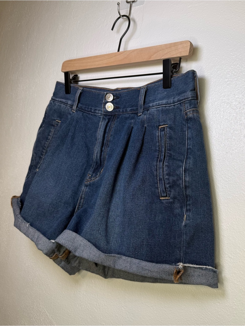American Eagle Mom Shorts, Classic Dark Blue Denim with Rolled Hem Size 10 Boho - Picture 3 of 15